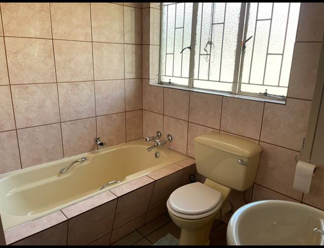 5 BEDROOM HOUSE FOR SALE IN VANDERBIJLPARK SE 2